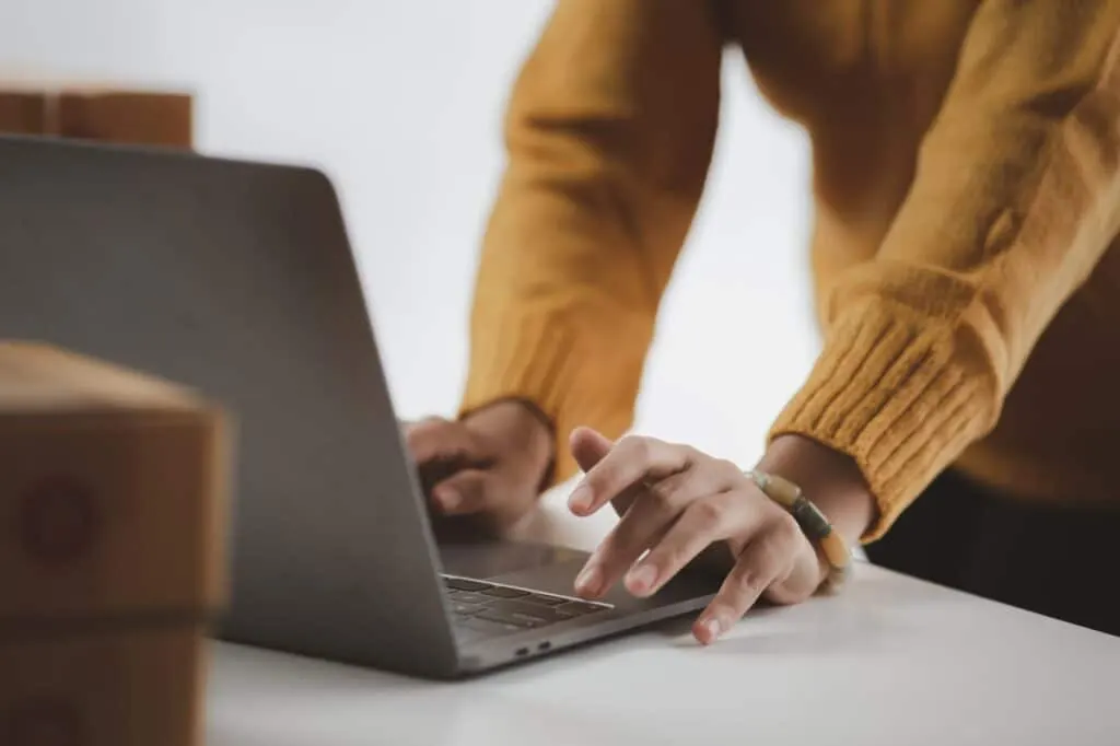 Travailler avec le dropshipping : conseils pour réussir dans le e-commerce (public cible : entrepreneurs en ligne)